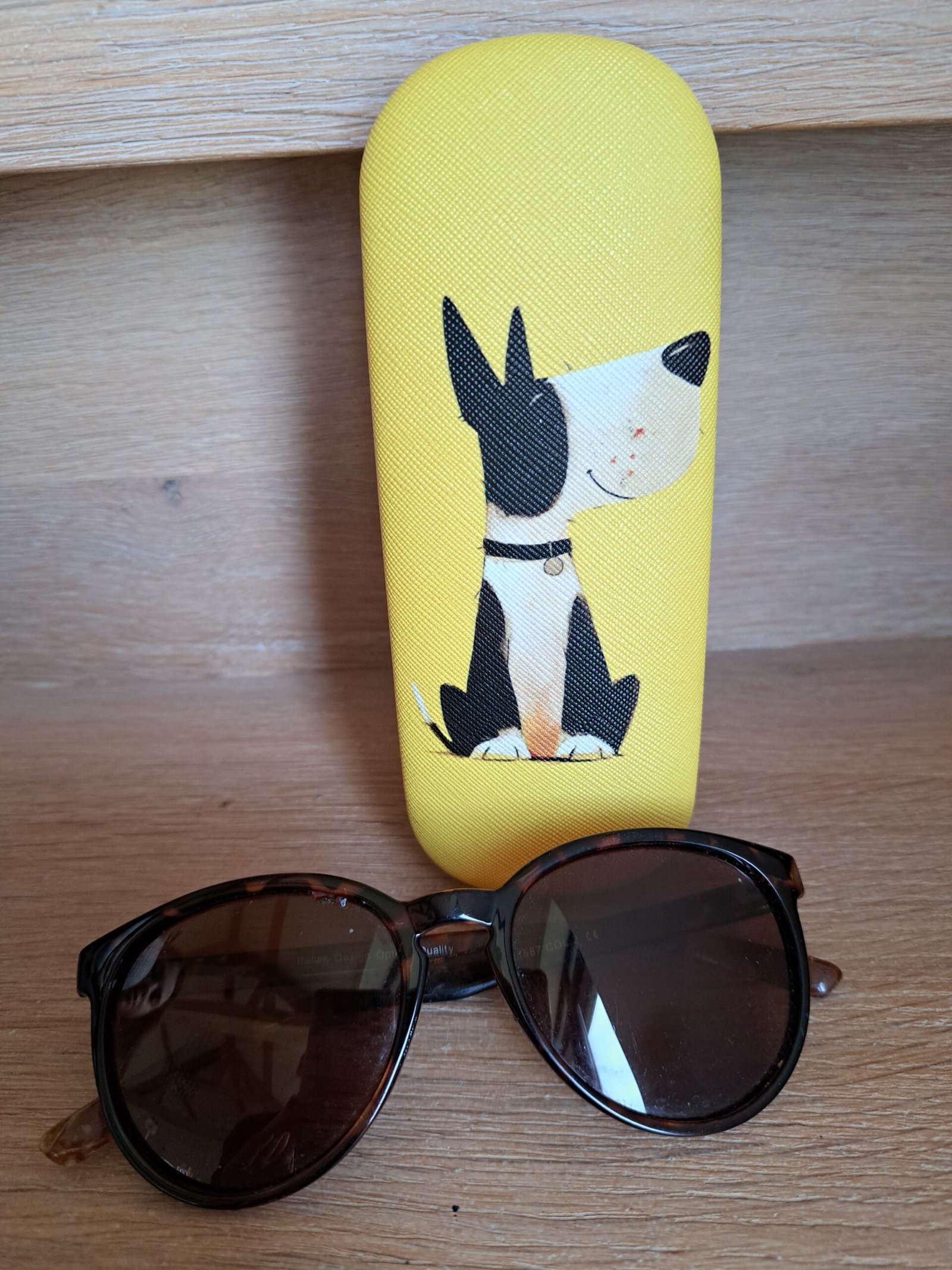 Brillendoos Hond Geel